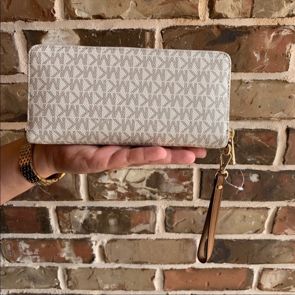 OFFERS? NEW Michael Kors Continental Wallet - Picture 2 of 5